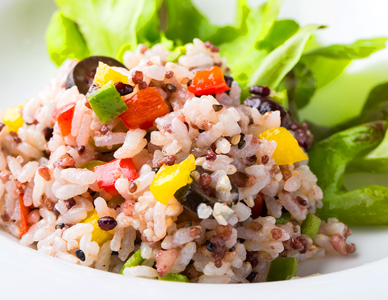 雑穀米と野菜のサラダ